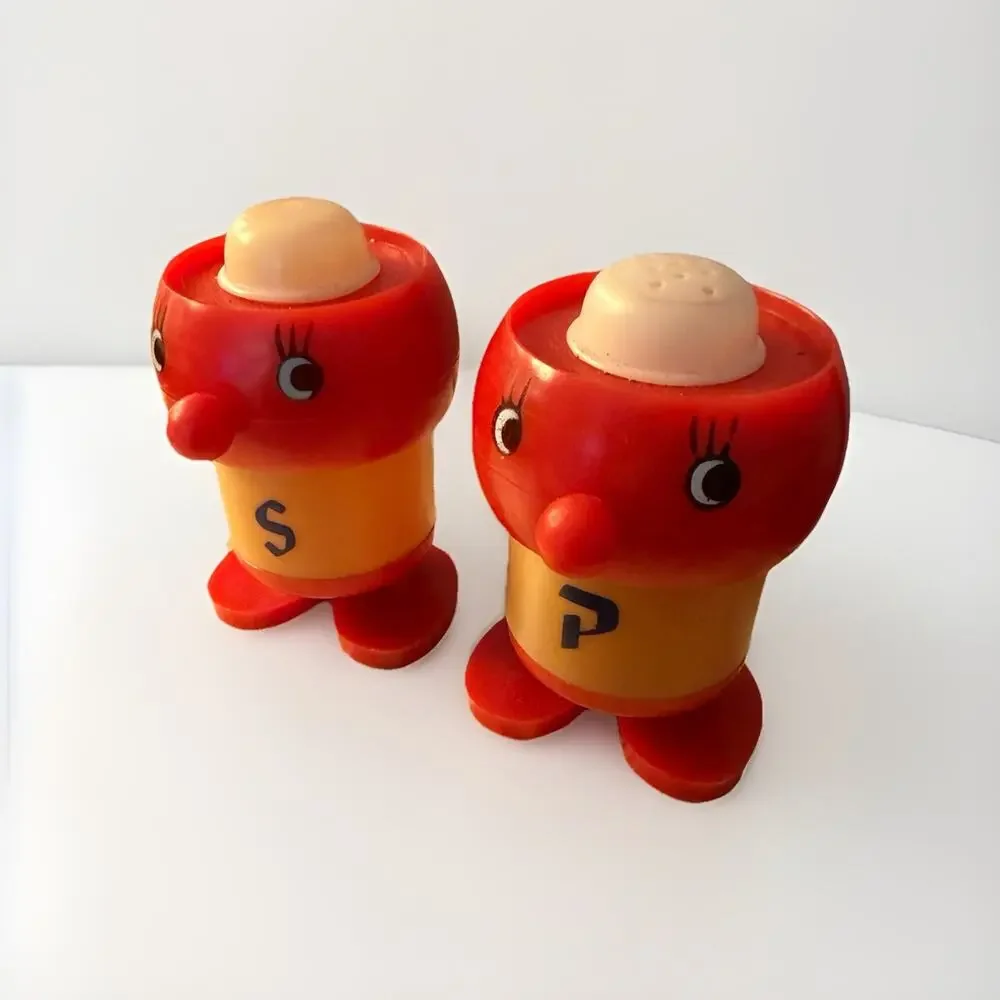 Vintage MCM Robot Salt & Pepper Shakers Plastic Made in Hong Kong 3676/33
